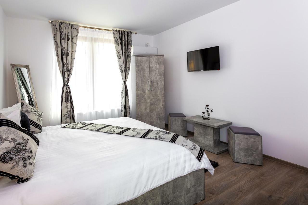 Casa Romeo & Julieta Hotel Hateg Exterior photo